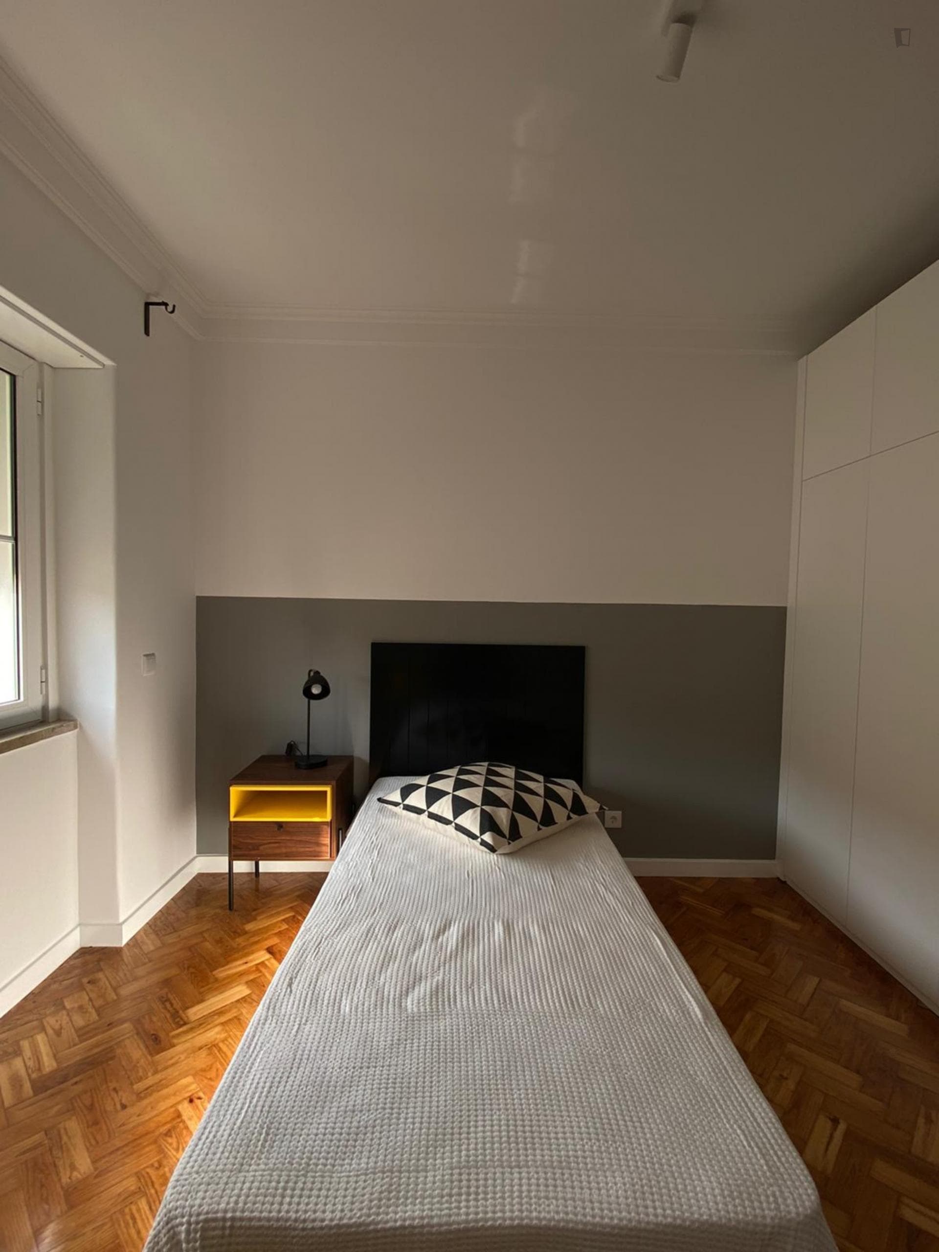 Single bedroom, with balcony, in a 5-bedroom apartment photo 1