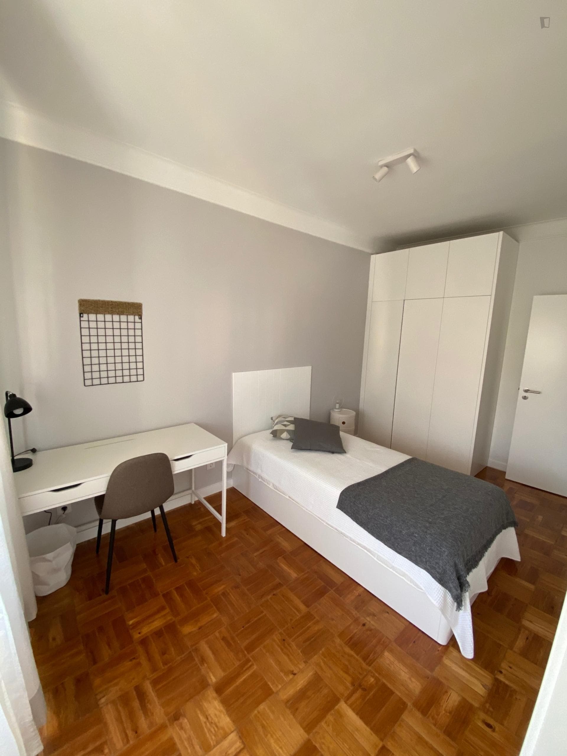 Single bedroom, with private bathroom, in a 5-bedroom apartment photo 1