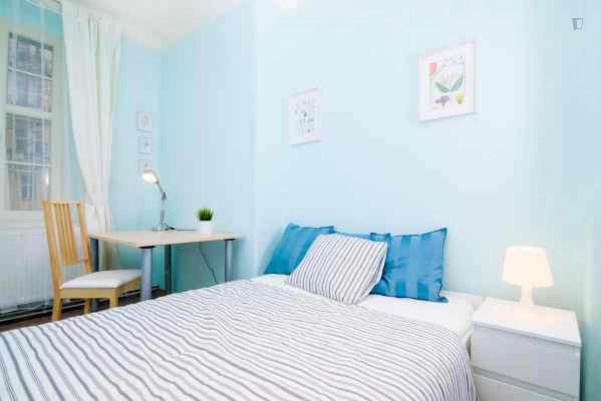 Sublime double bedroom near the Vltavská metro photo 1