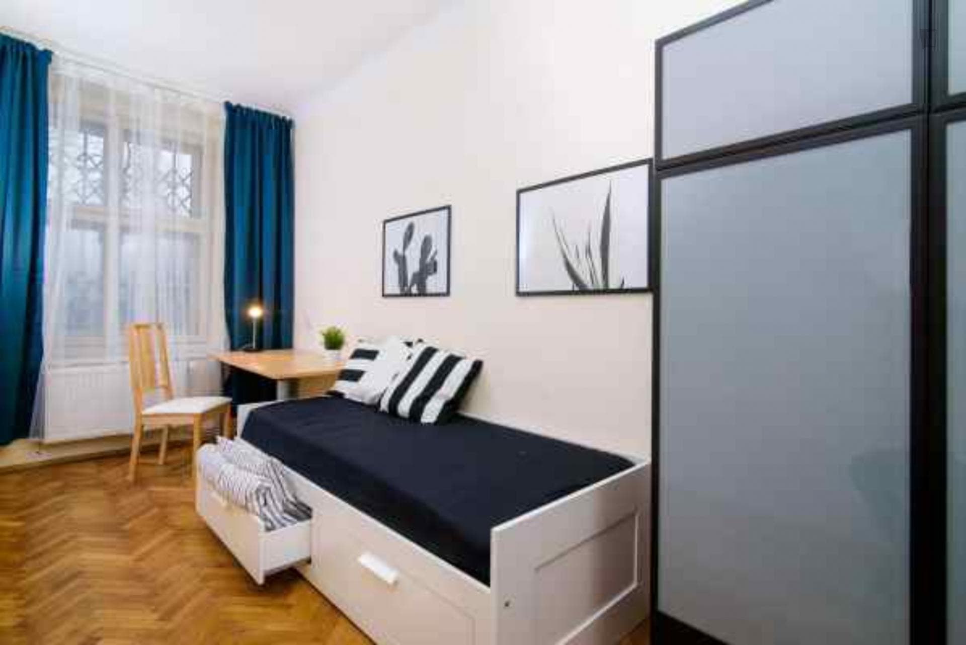 Tasteful twin bedroom in the Holešovice district photo 1