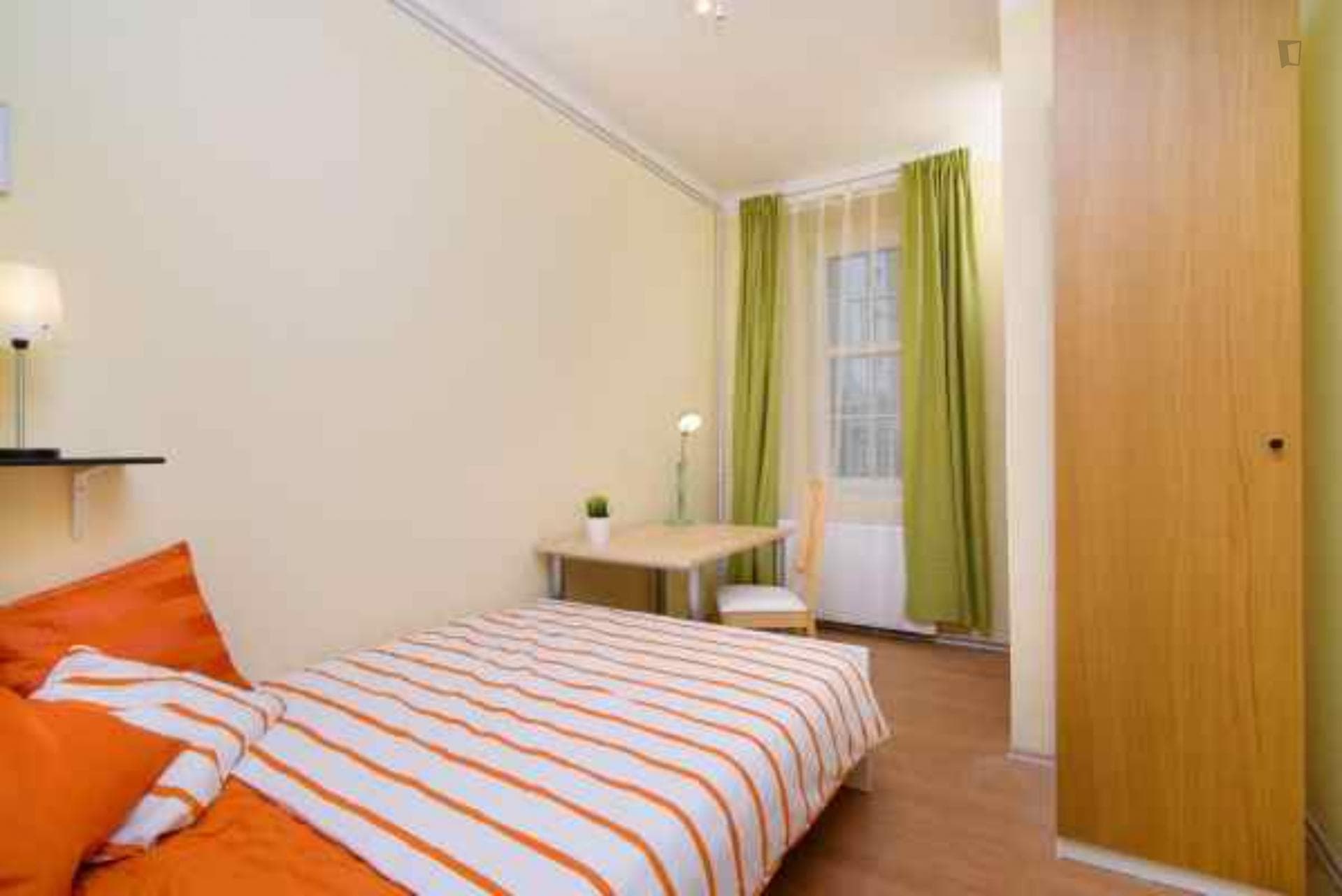 Charismatic double bedroom in well-linked Holešovice photo 1