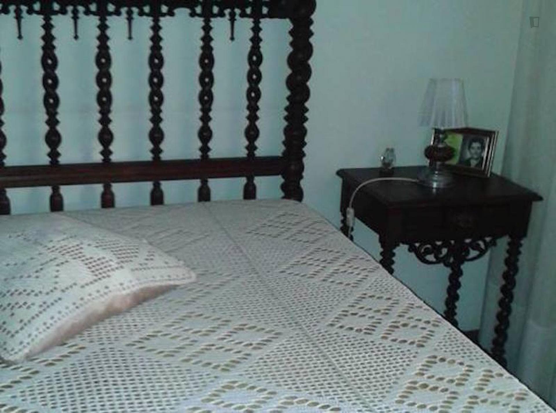 Snug double bedroom close to Oeiras train station photo 1