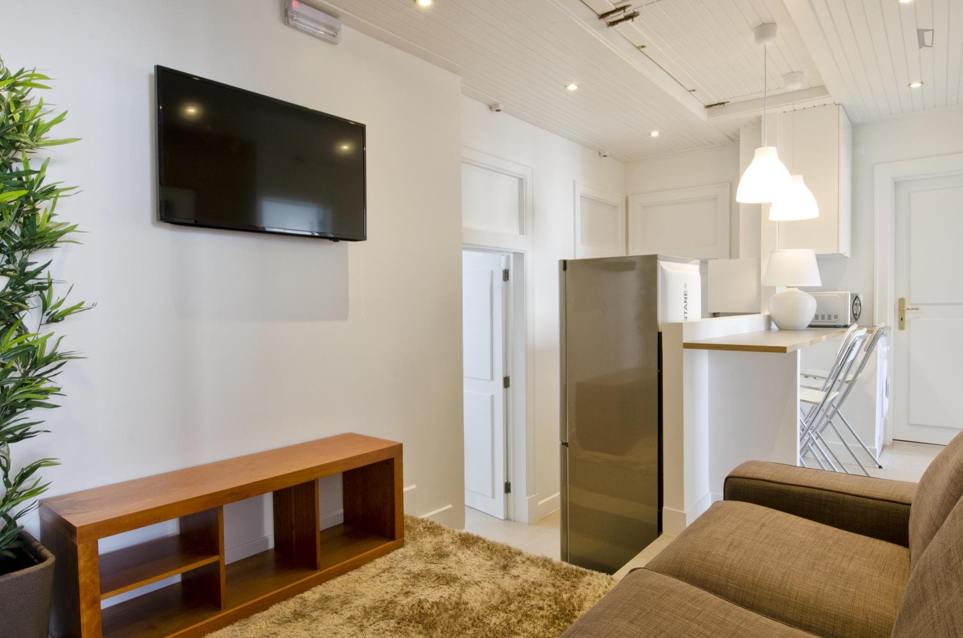 Warm double bedroom in stylish Chiado photo 1