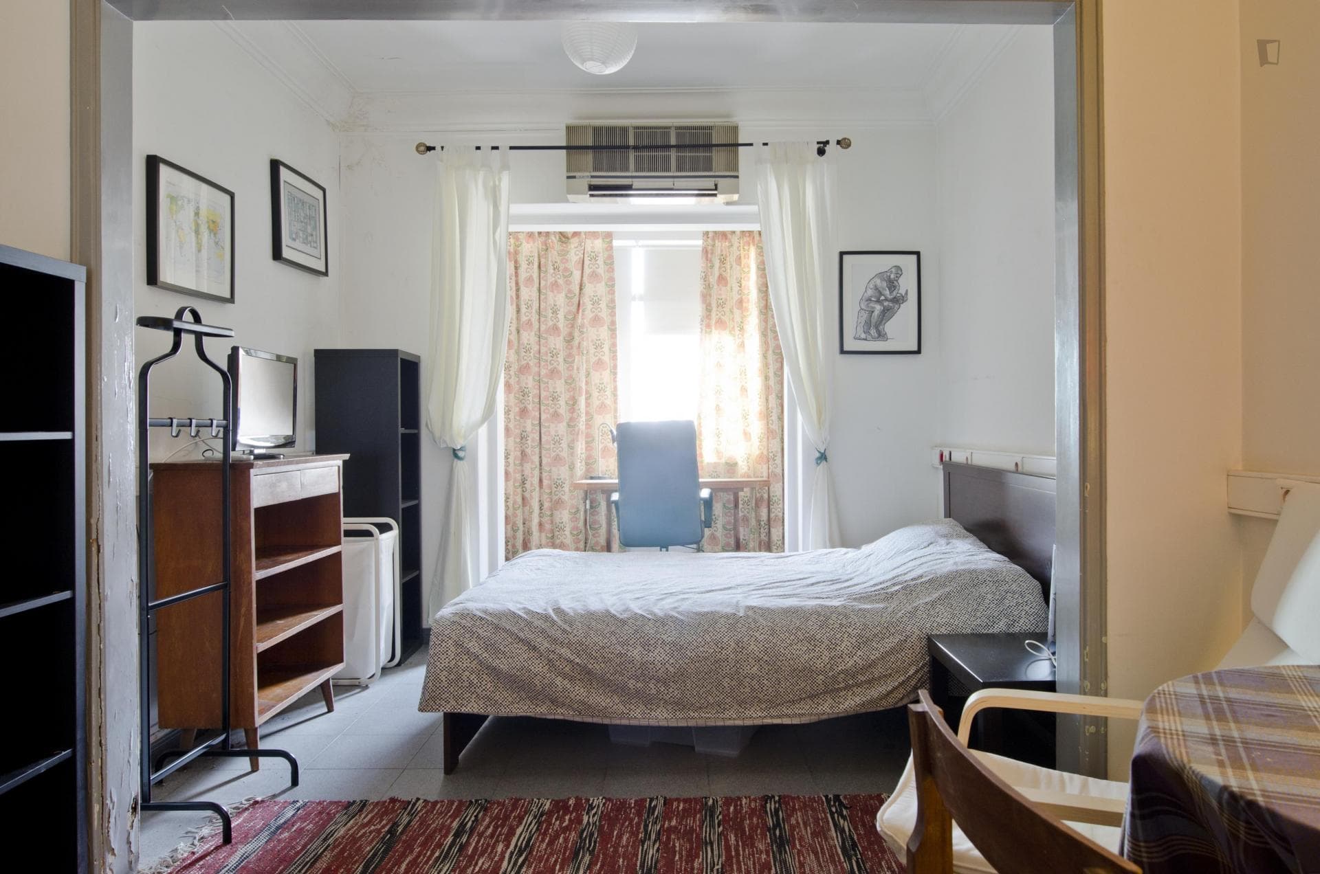 Spacious double bedroom, in a 3-bedroom apartment, in Saldanha photo 1
