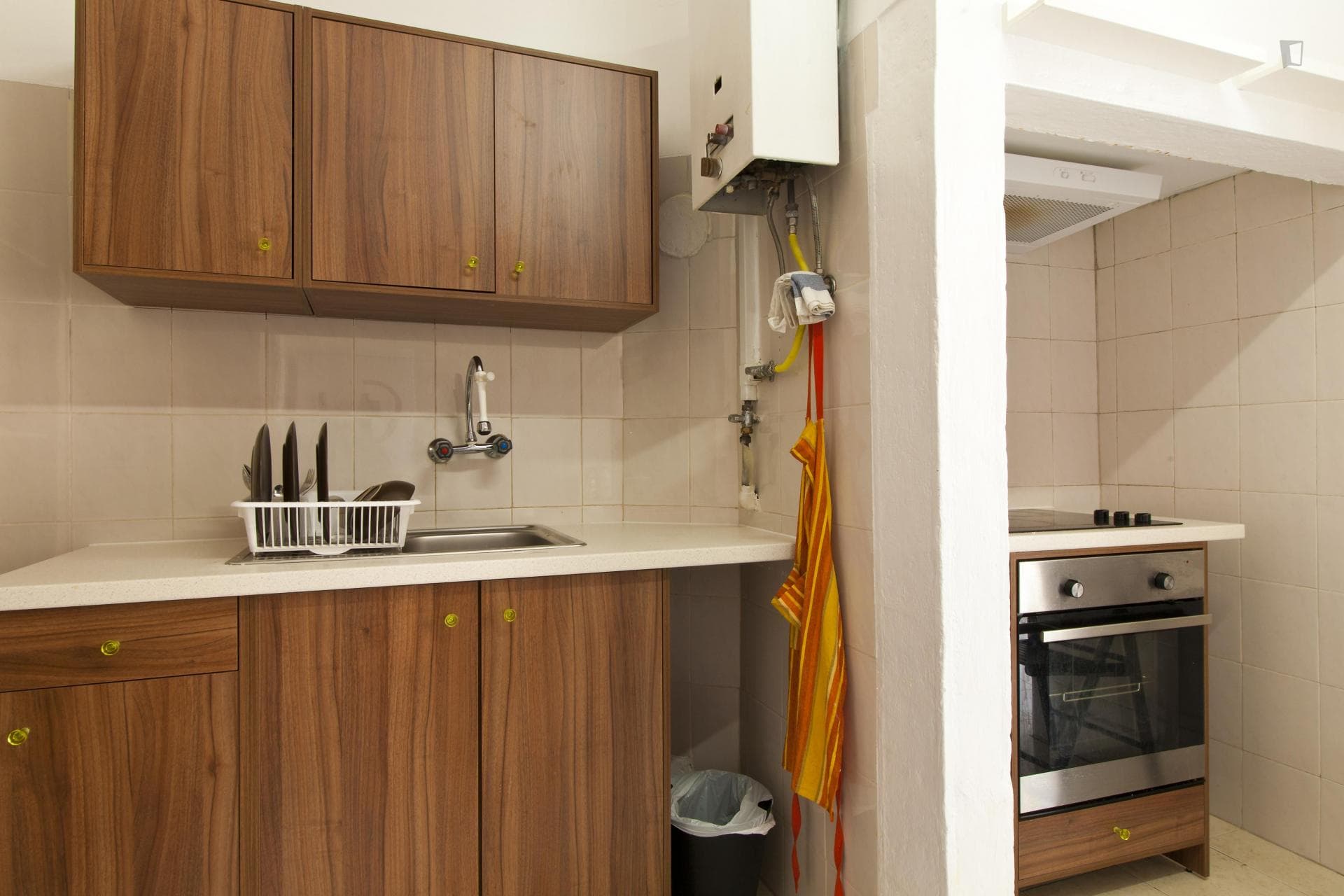 Comfy double bedroom near Alameda Dom Afonso Henriques photo 1