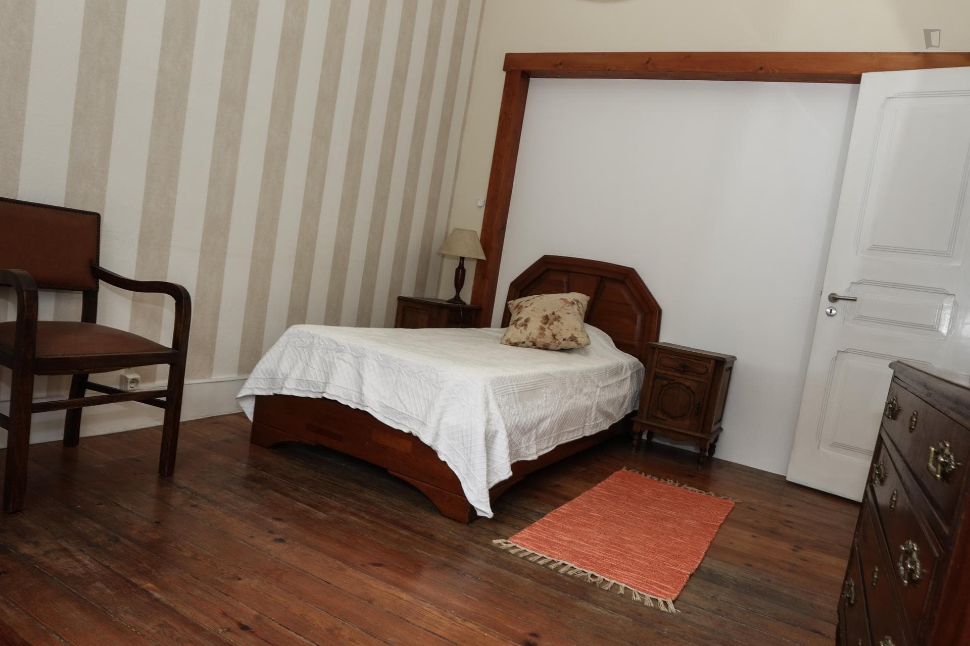 Pleasant single bedroom near Lisbon's Instituto Politécnico photo 1