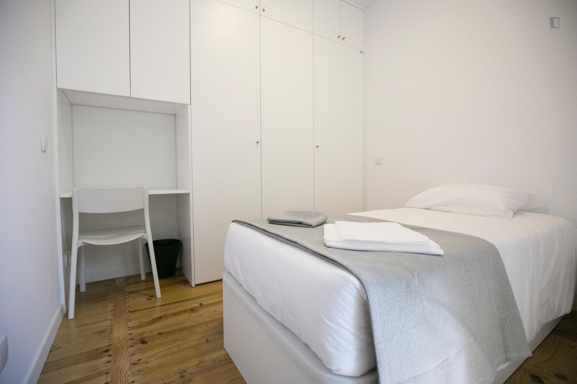 Good-looking ensuite room in Parede close to Nova SBE photo 1