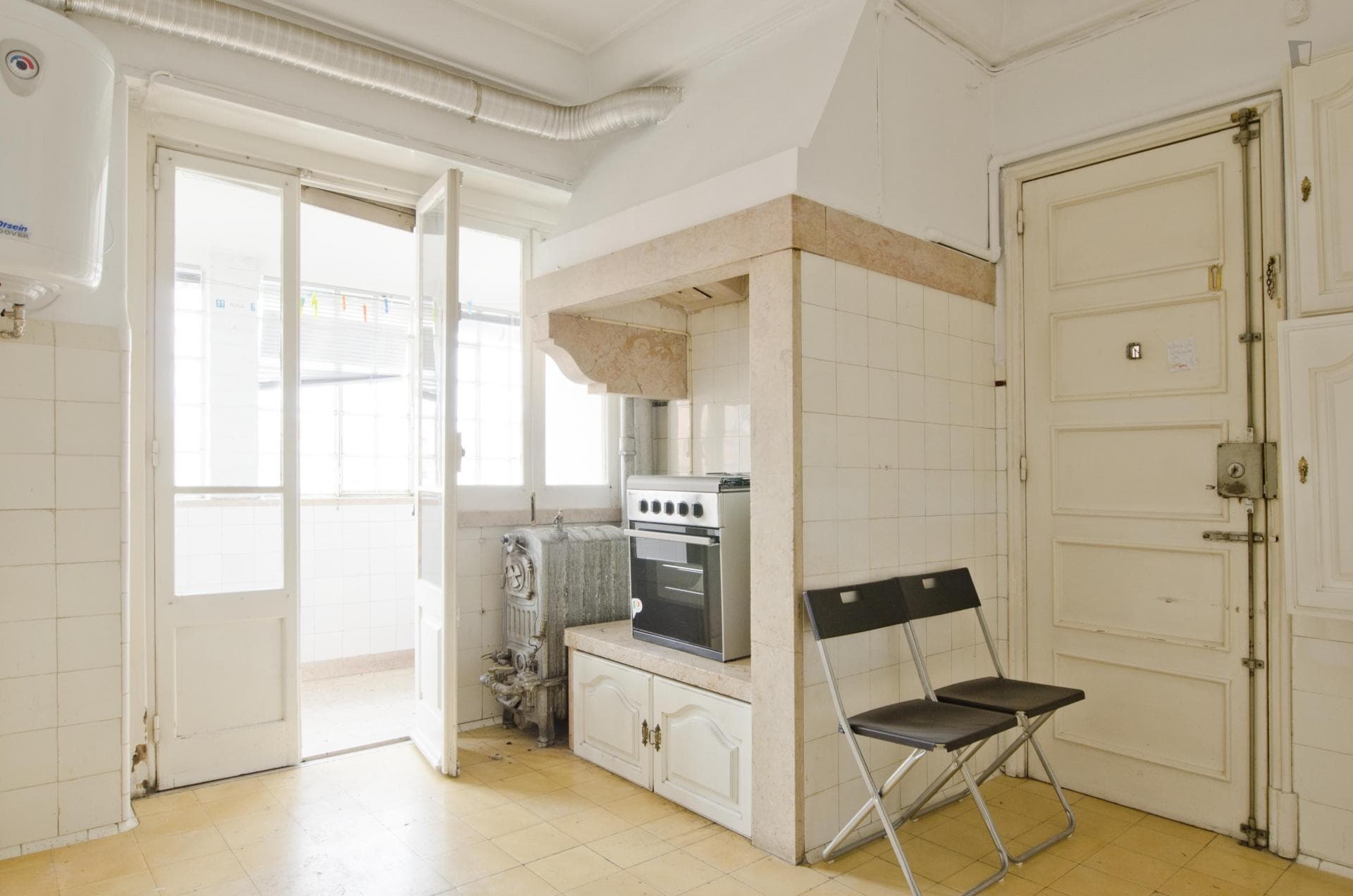 Pleasant double bedroom near Areeiro's metro station photo 1