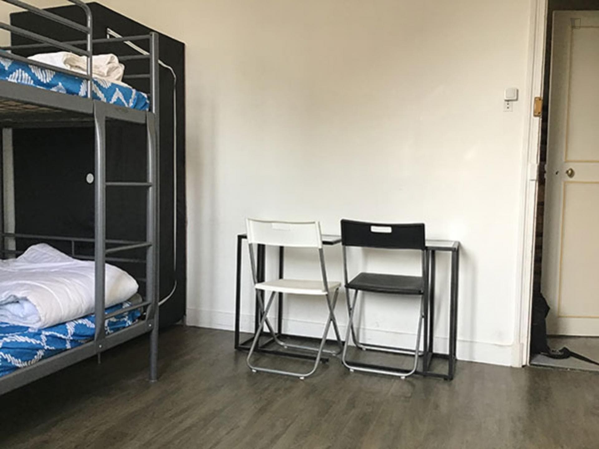 Bed in a bunk bedroom, in residential Achères photo 1