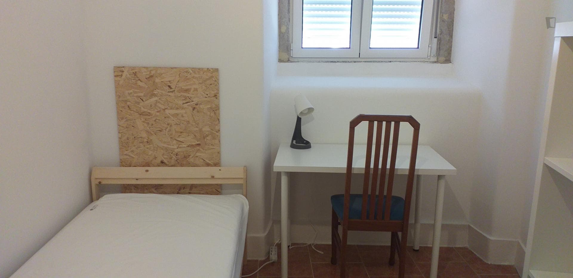 Neat single bedroom in a student flat, in Olaias photo 1