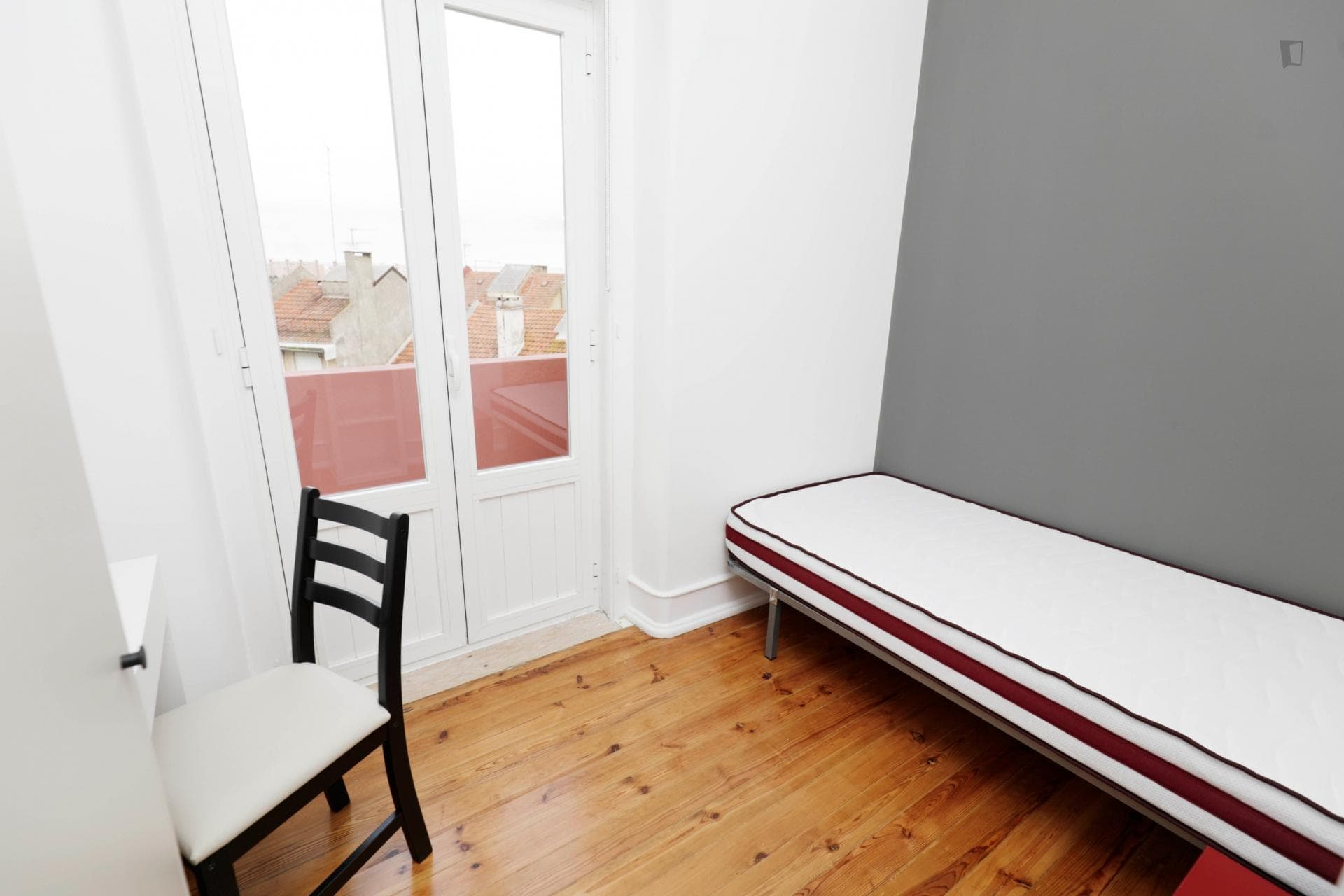 Cosy single bedroom with a balcony, in Olaias photo 1
