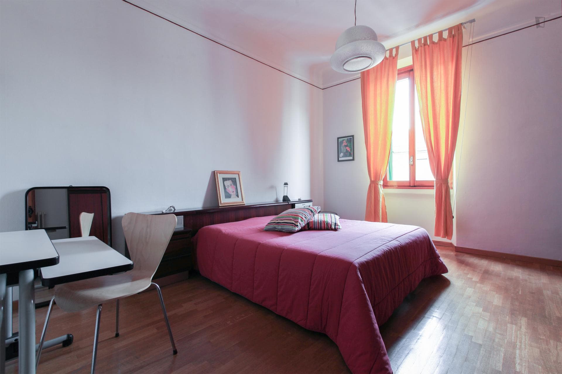 Great looking double bedroom minutes away from the Milano Lancetti train station photo 1