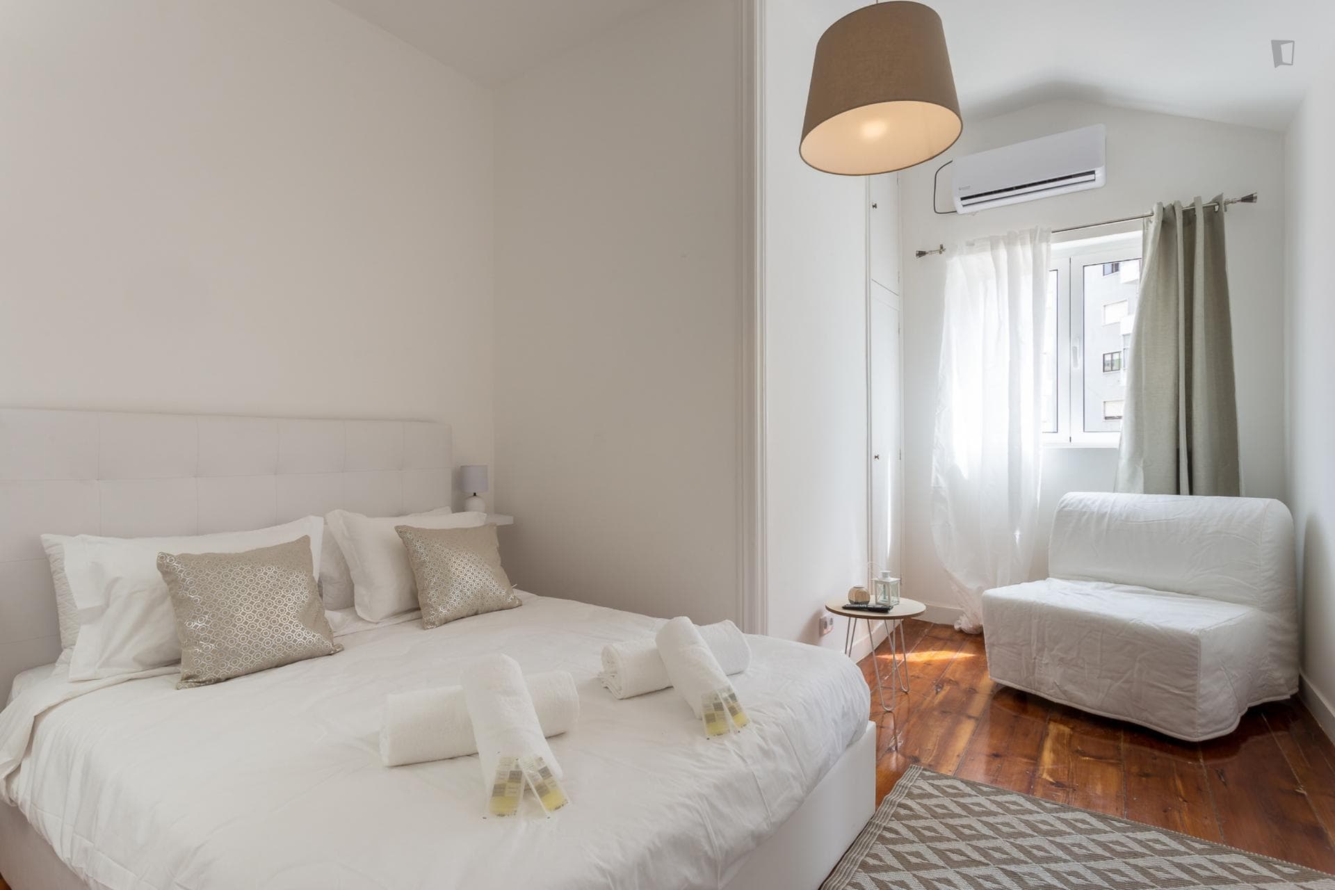 Charming double ensuite bedroom in Santa Apolónia photo 1