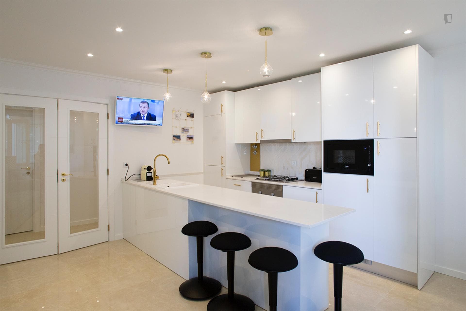 Cozy single ensuite bedroom close to Carcavelos SBE NOVA photo 1