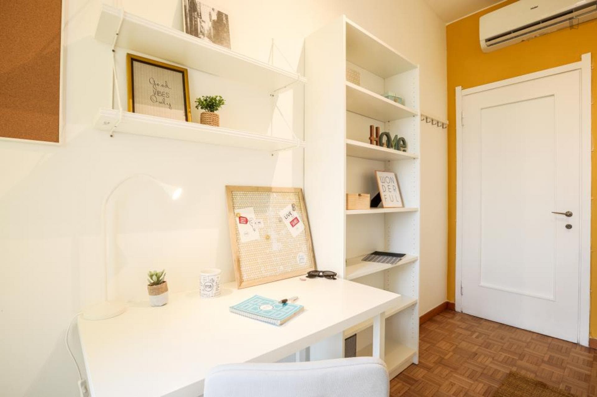 Homely single bedroom in a 4-bedroom apartment near Romolo metro station photo 1
