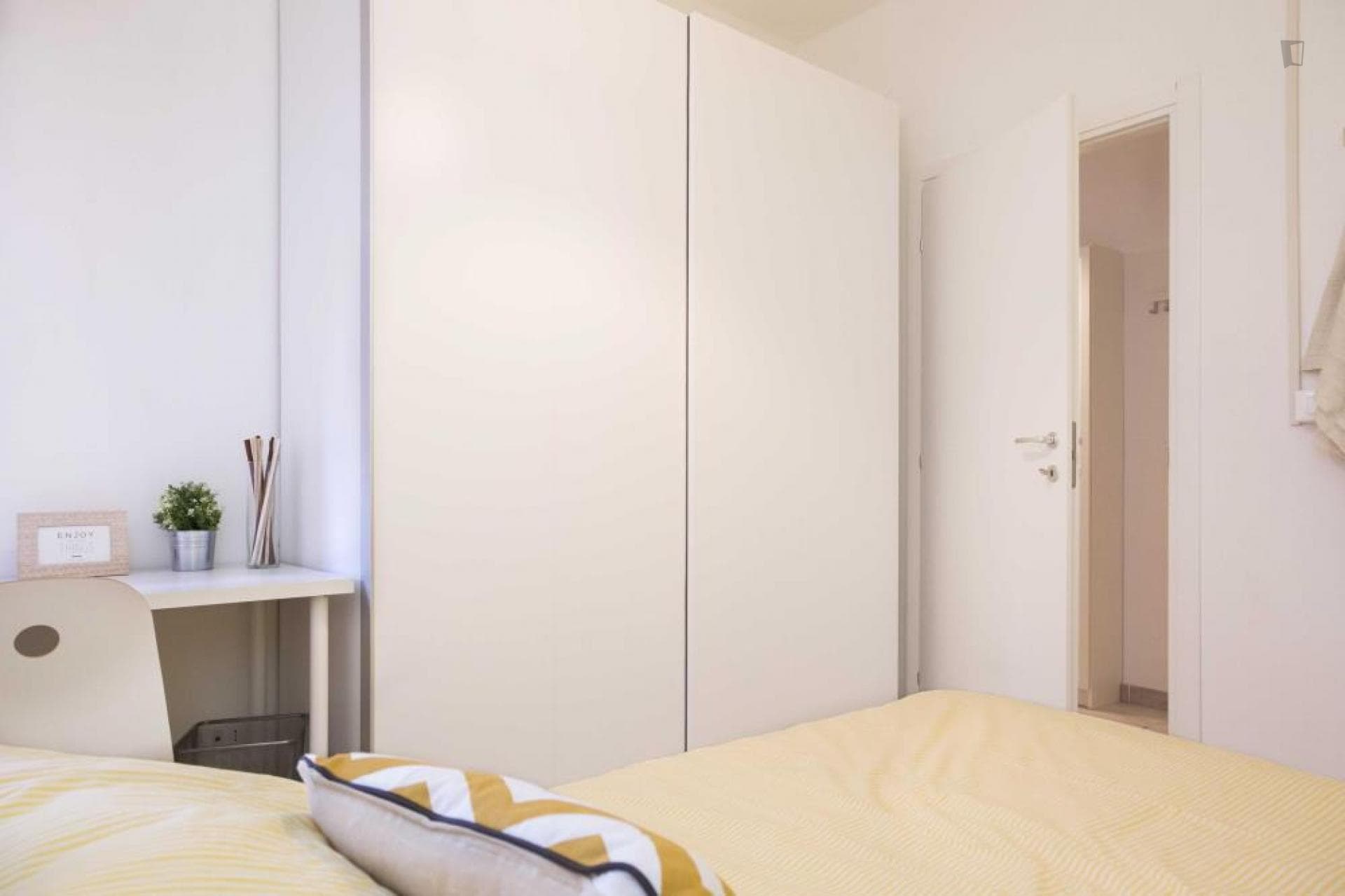 Charming double bedroom in a 4-bedroom apartment near Bande Nere metro station photo 1