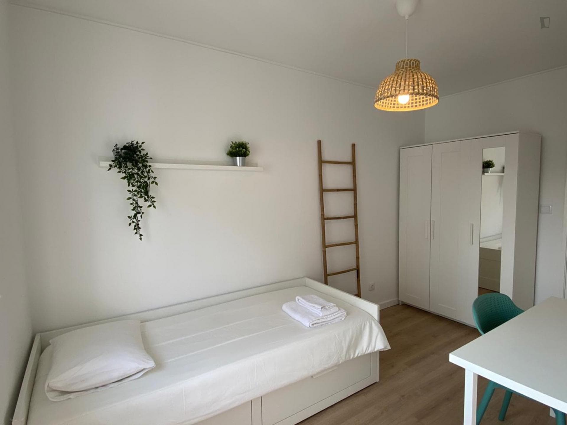 Ensuite single bedroom with roll-out bed in Oeiras photo 1