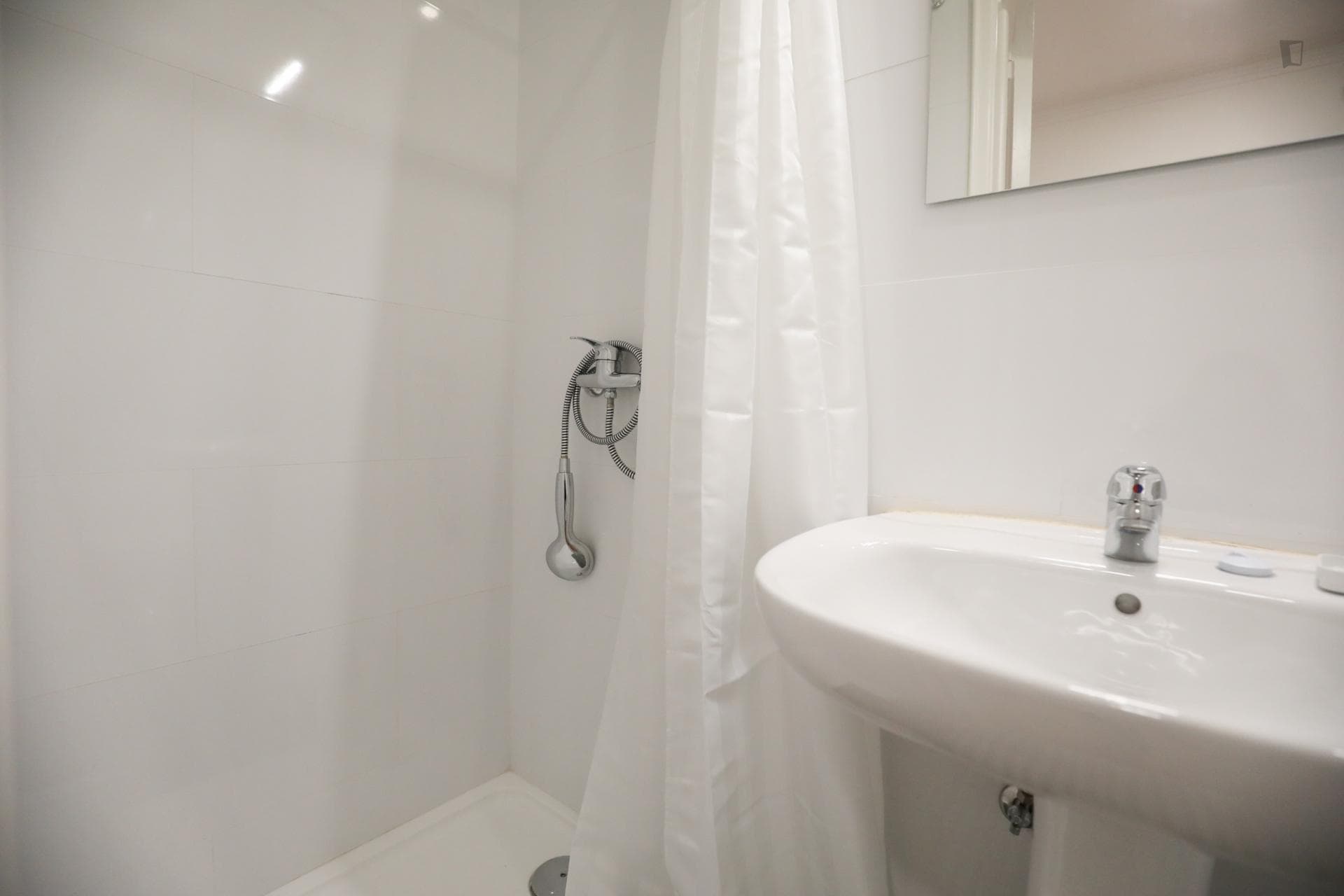 Lovely single bedroom near Instituto Superior Técnico de Lisboa photo 1