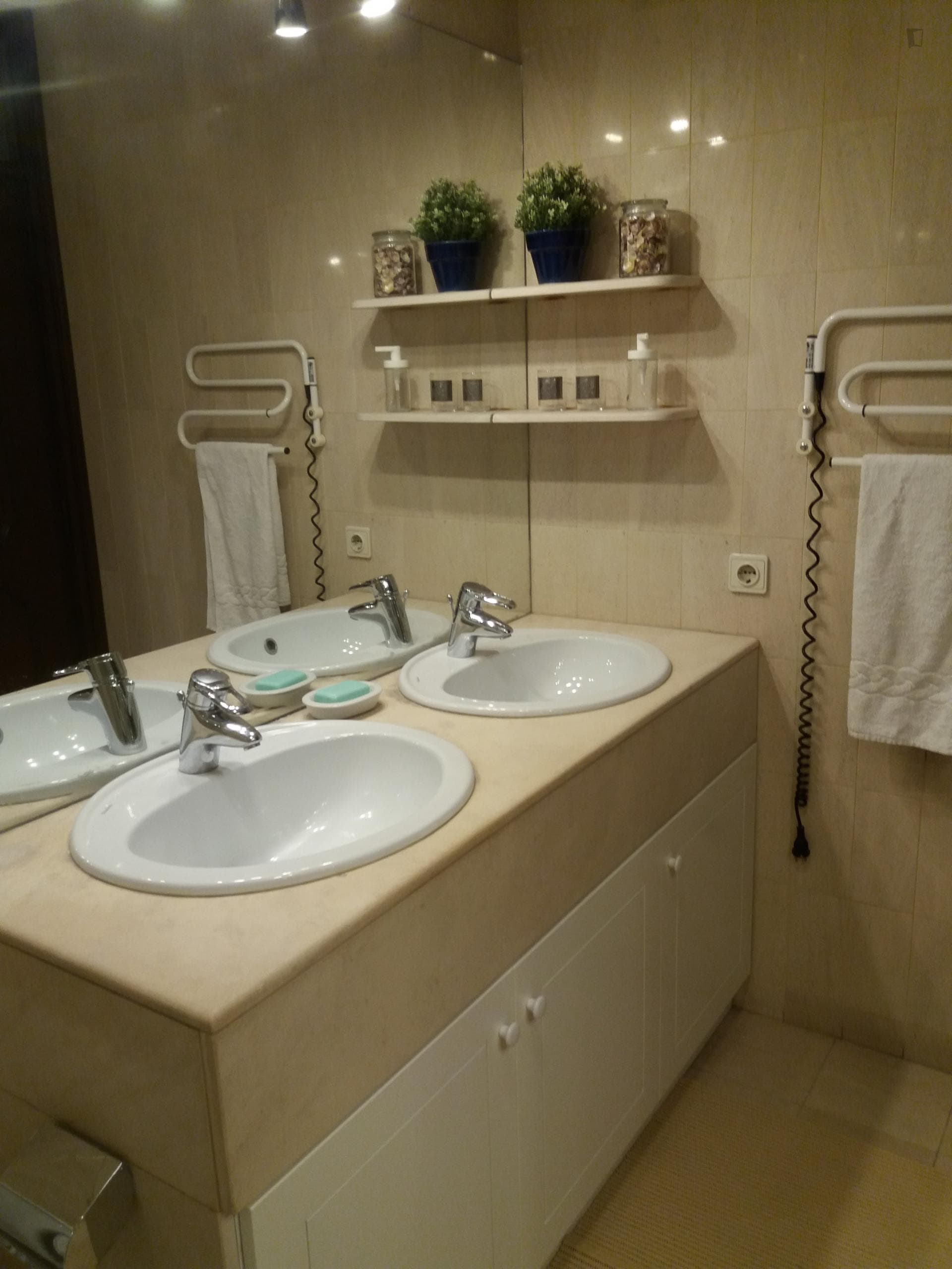 Double bedroom, with balcony, in 4-bedroom apartment photo 1