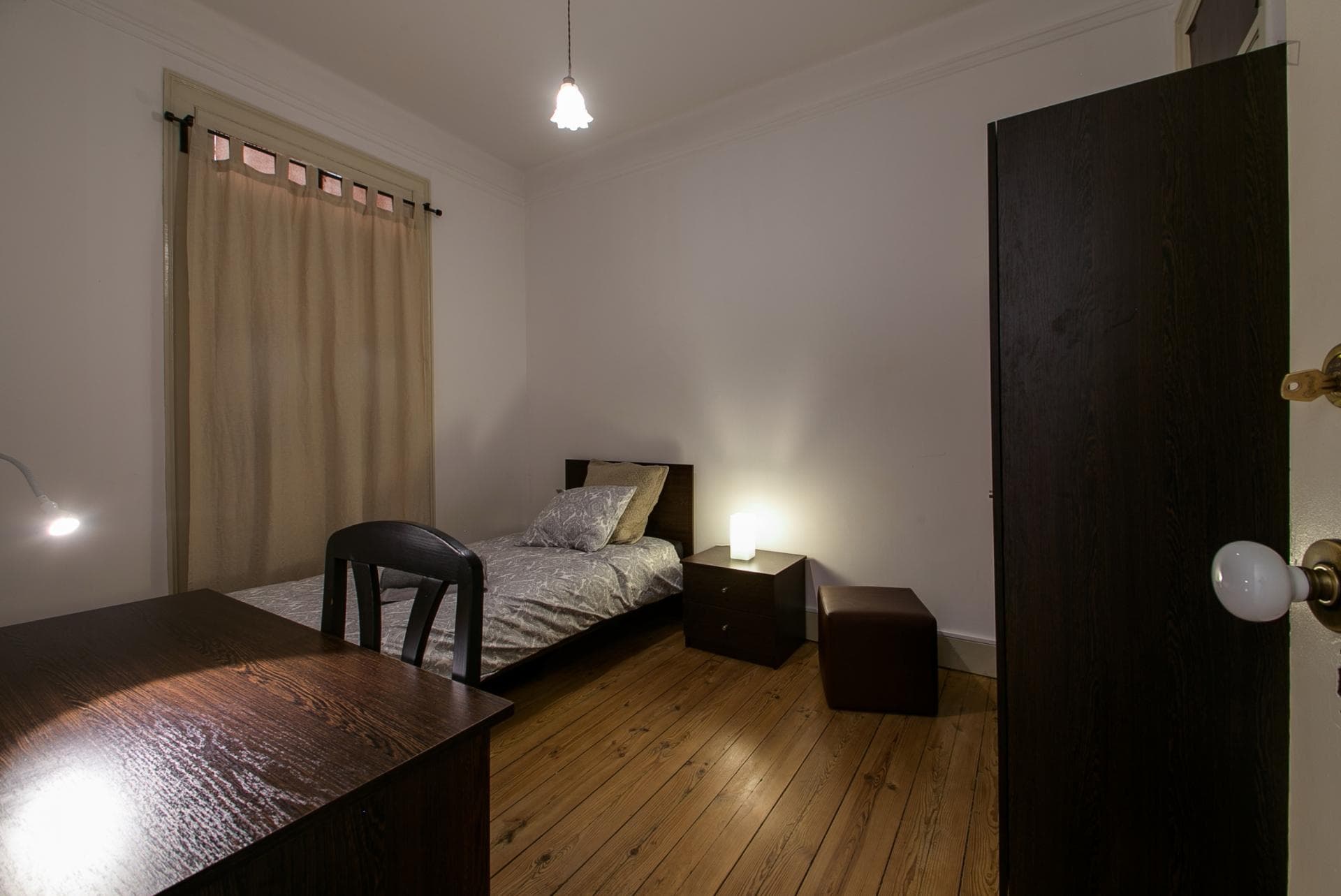 Warm single bedroom in a 4-bedroom flat, in student-popular Alameda - Room 3 photo 1