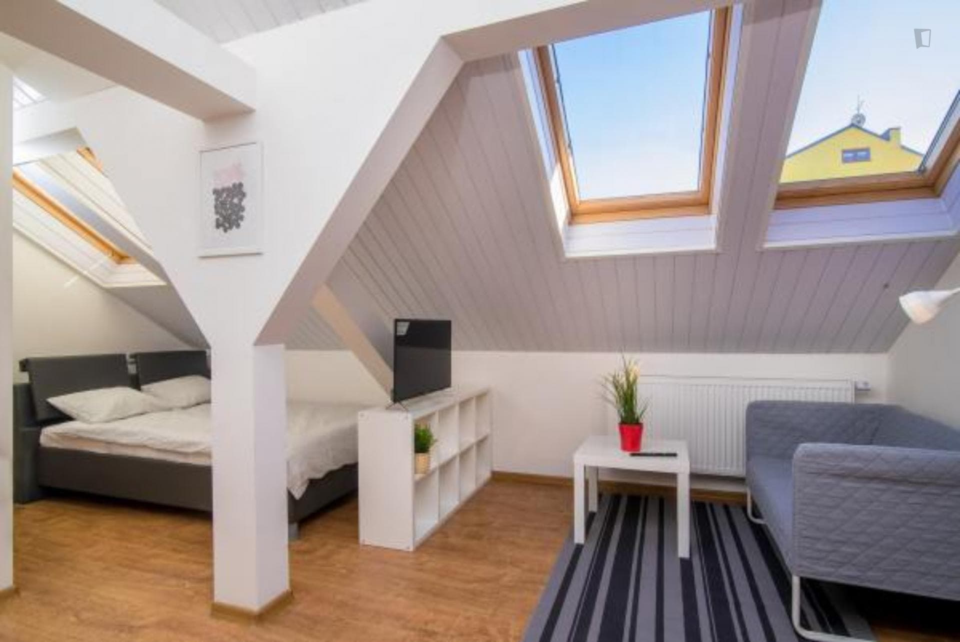 Stupendous studio near the Praha-Vršovice train station photo 1