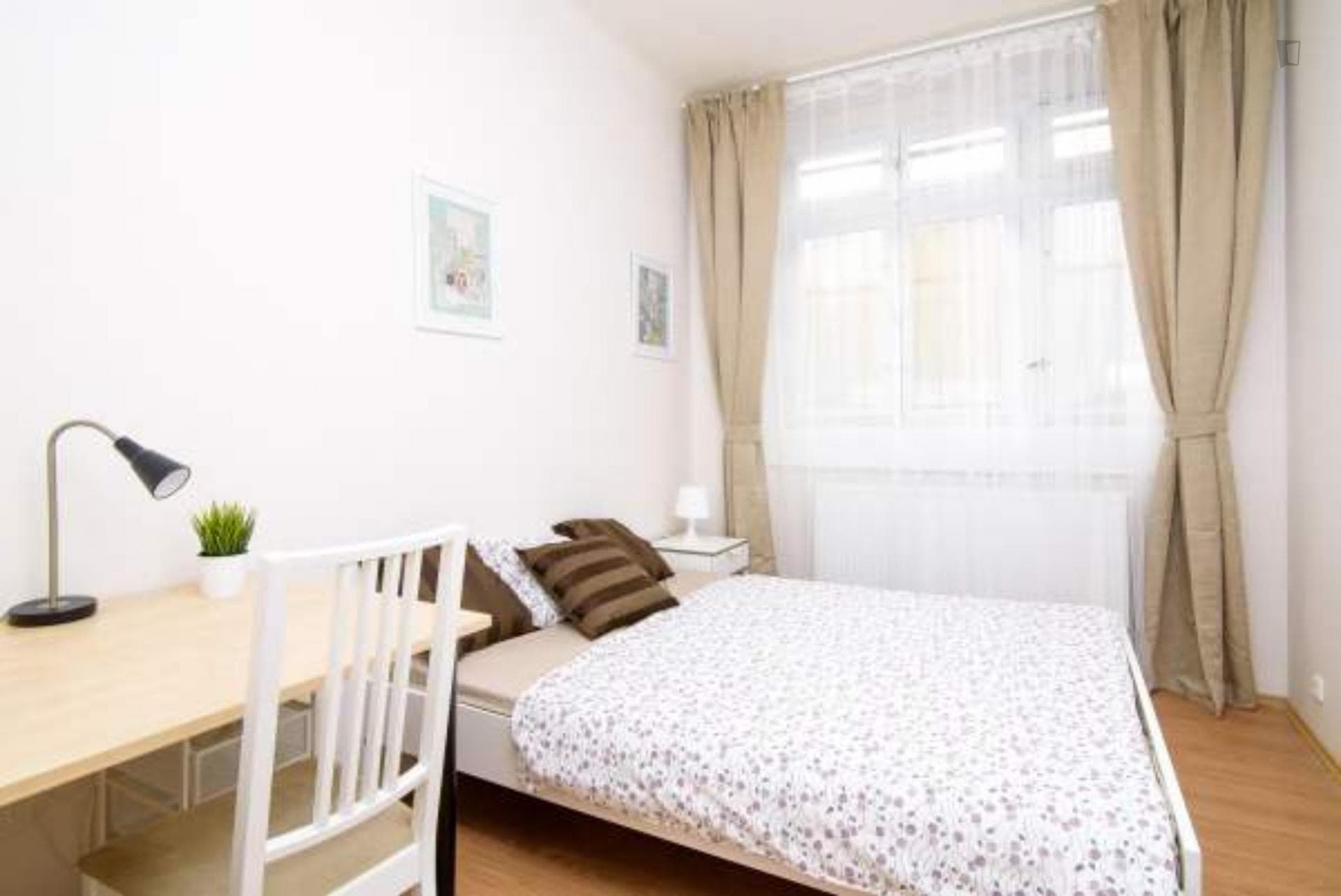 Snug double bedroom in the Karlín district photo 1