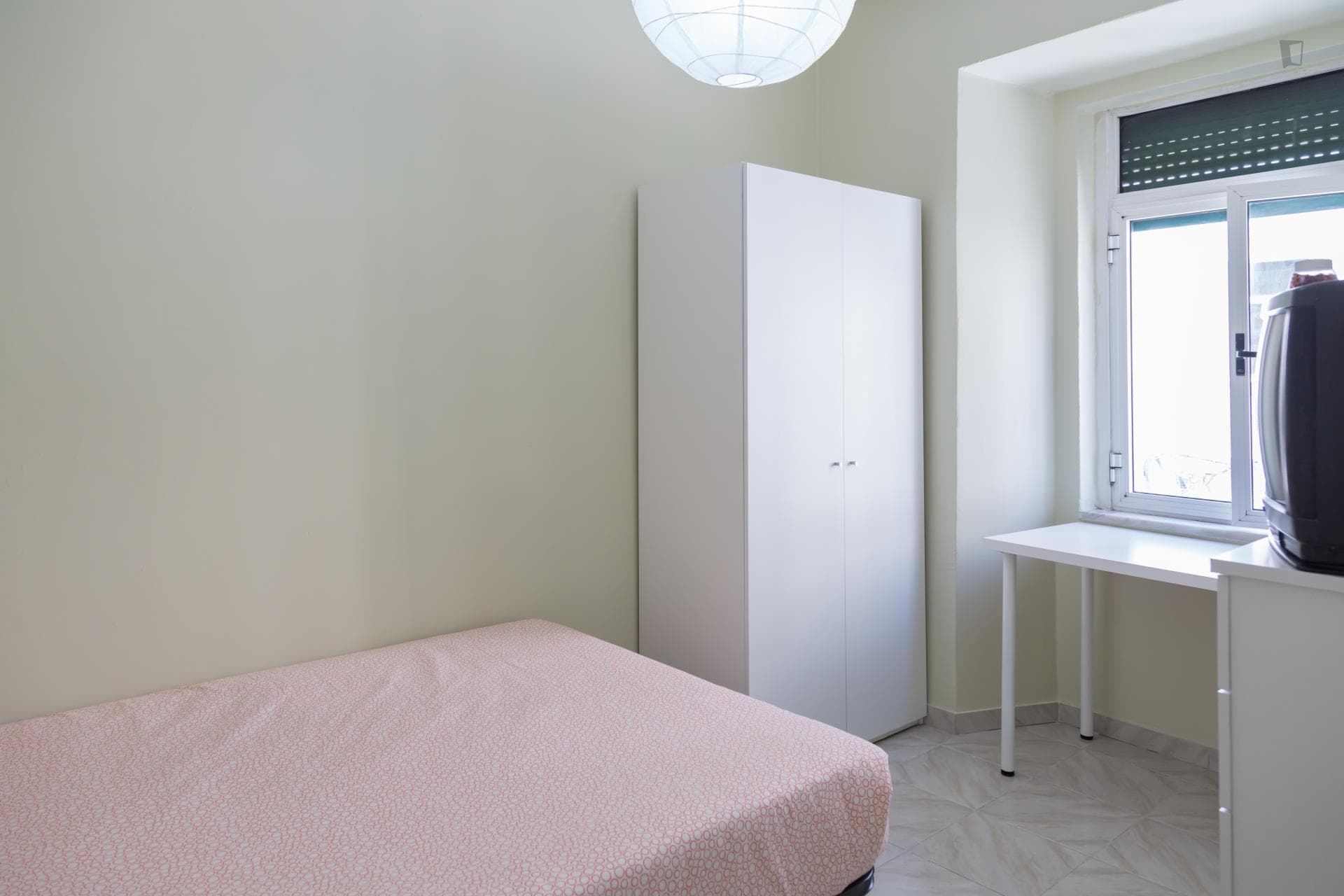 High-quality double bedroom near Arroios metro station photo 1