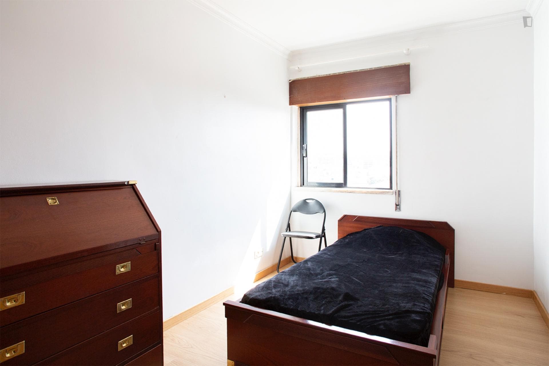 Homely single bedroom in Estoril photo 1