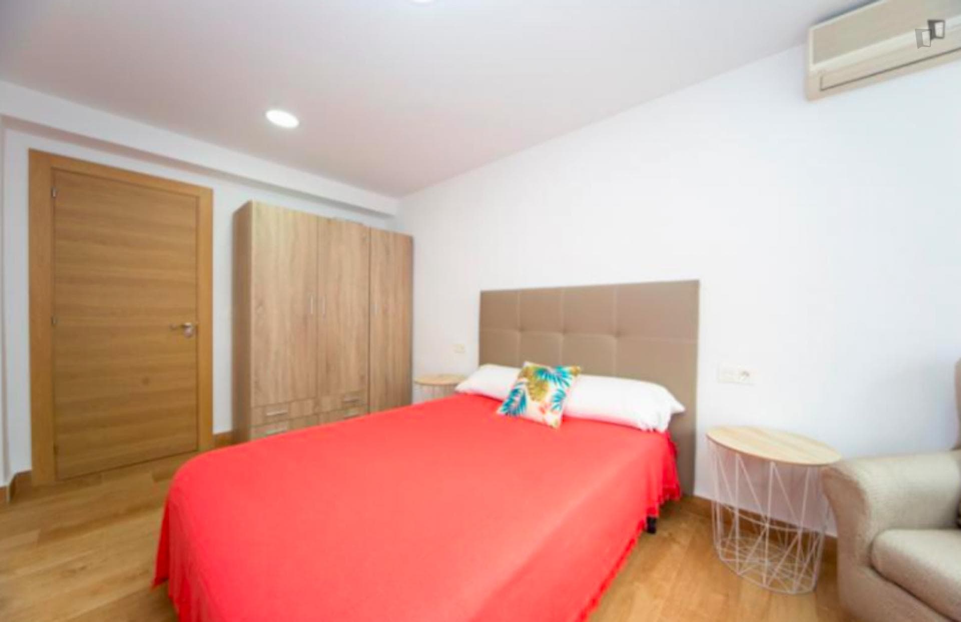 Double bedroom in a 3-bedroom apartment near Facultad de Ciencias Económicas y Empresariales photo 1