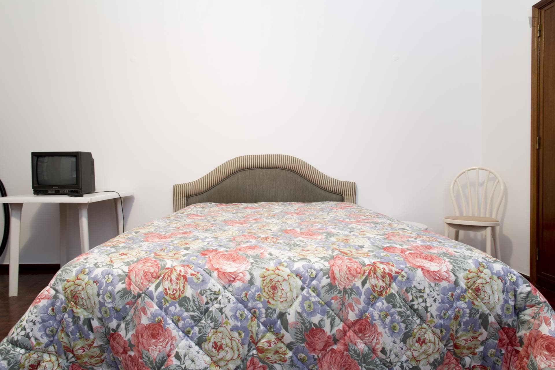 Bright double bedroom in Algés photo 1