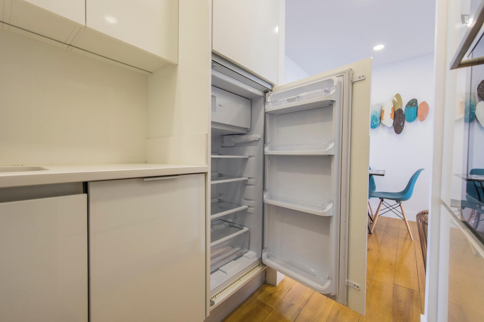 Complete 1-bedroom apartment close to ISEG photo 1