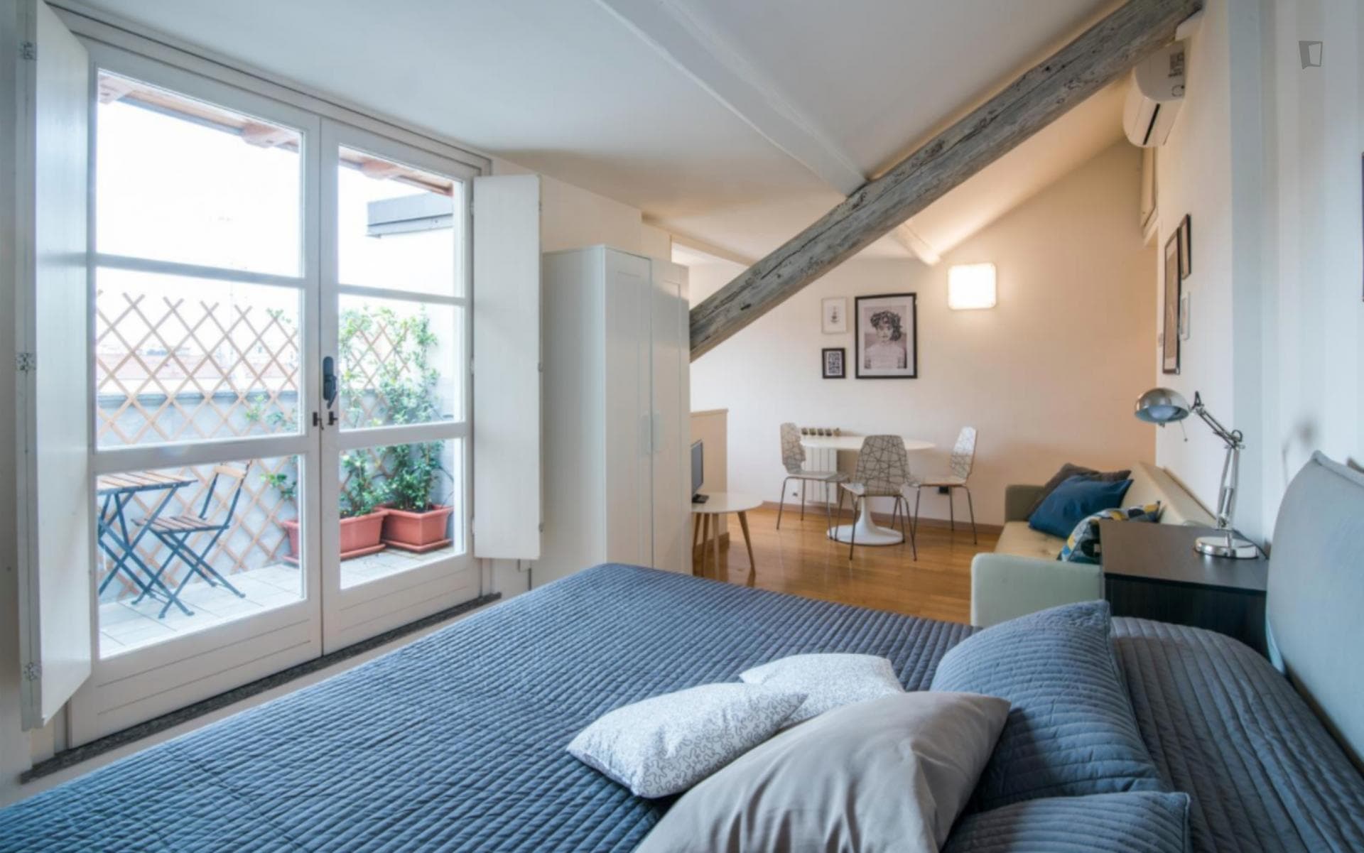 Gorgeous and bright studio near the Porta Romana metro photo 1