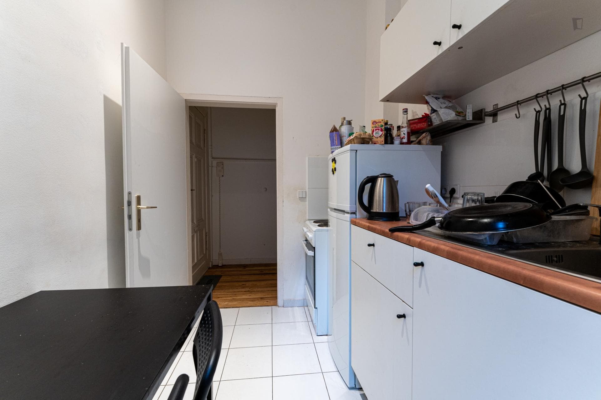 Cozy bedroom in a 3 bedroom apartment near Leise - Park photo 1