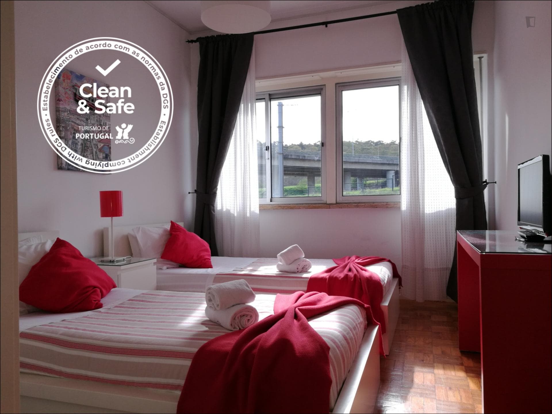 Snug twin bedroom in Benfica photo 1