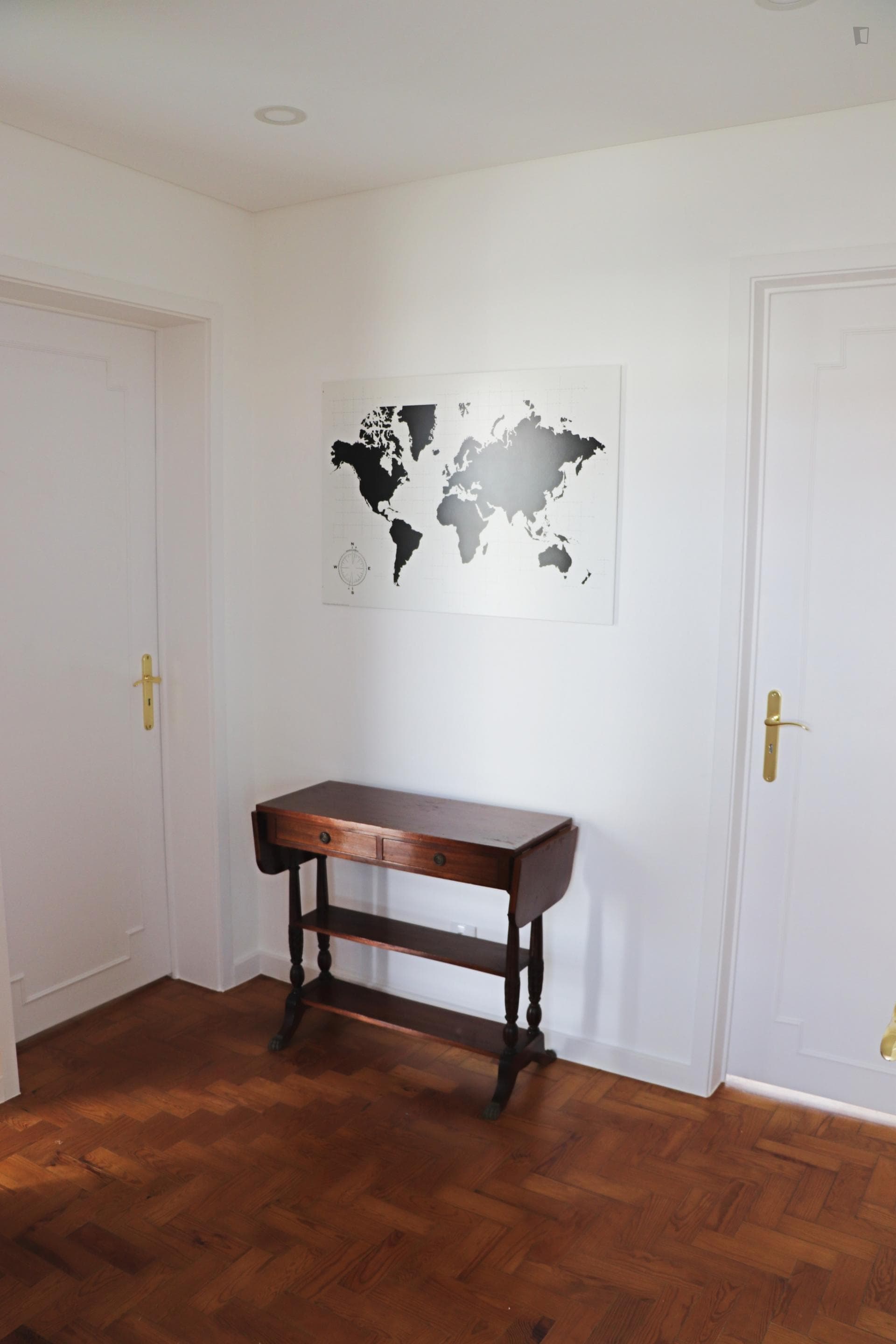 HOUSING PORTUGAL-Single Bedroom in renovated 5 Bedroom Apartment. Room 4 photo 1