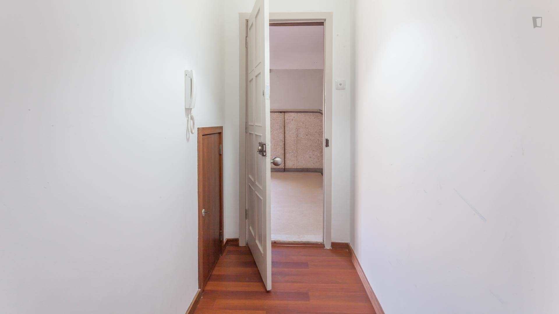 Single bedroom in a 6-bedroom apartment near the Marquês metro station photo 1