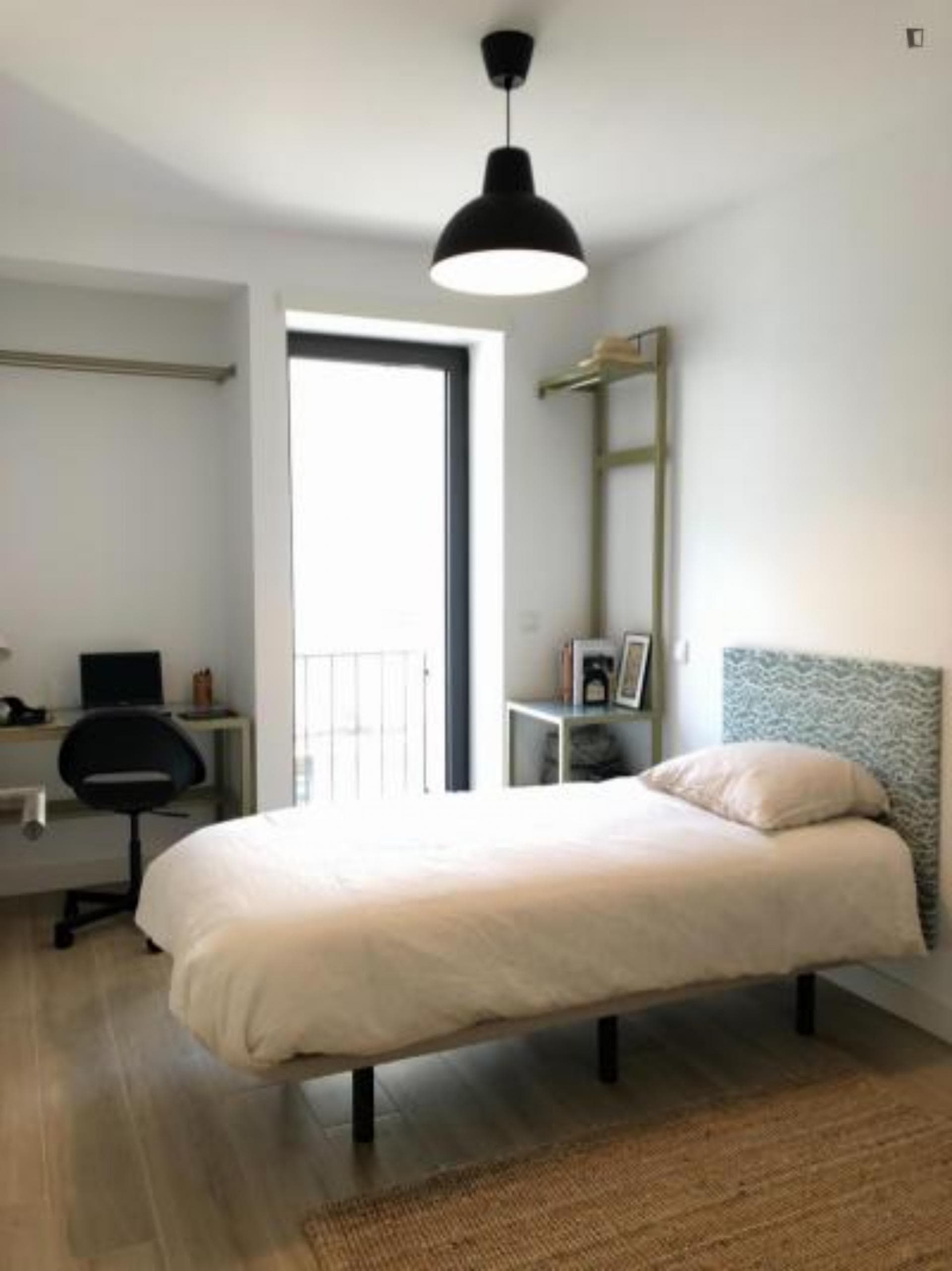 Brand new air-conditioned single room, with private bathroom, subway and buses nearby in Benfica photo 1