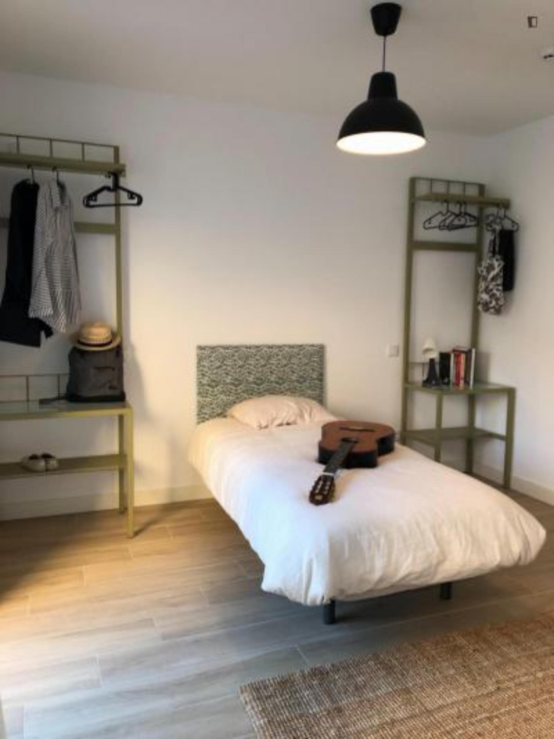 Brand new air-conditioned spacious single room, with private bathroom, subway and buses nearby in Benfica photo 1