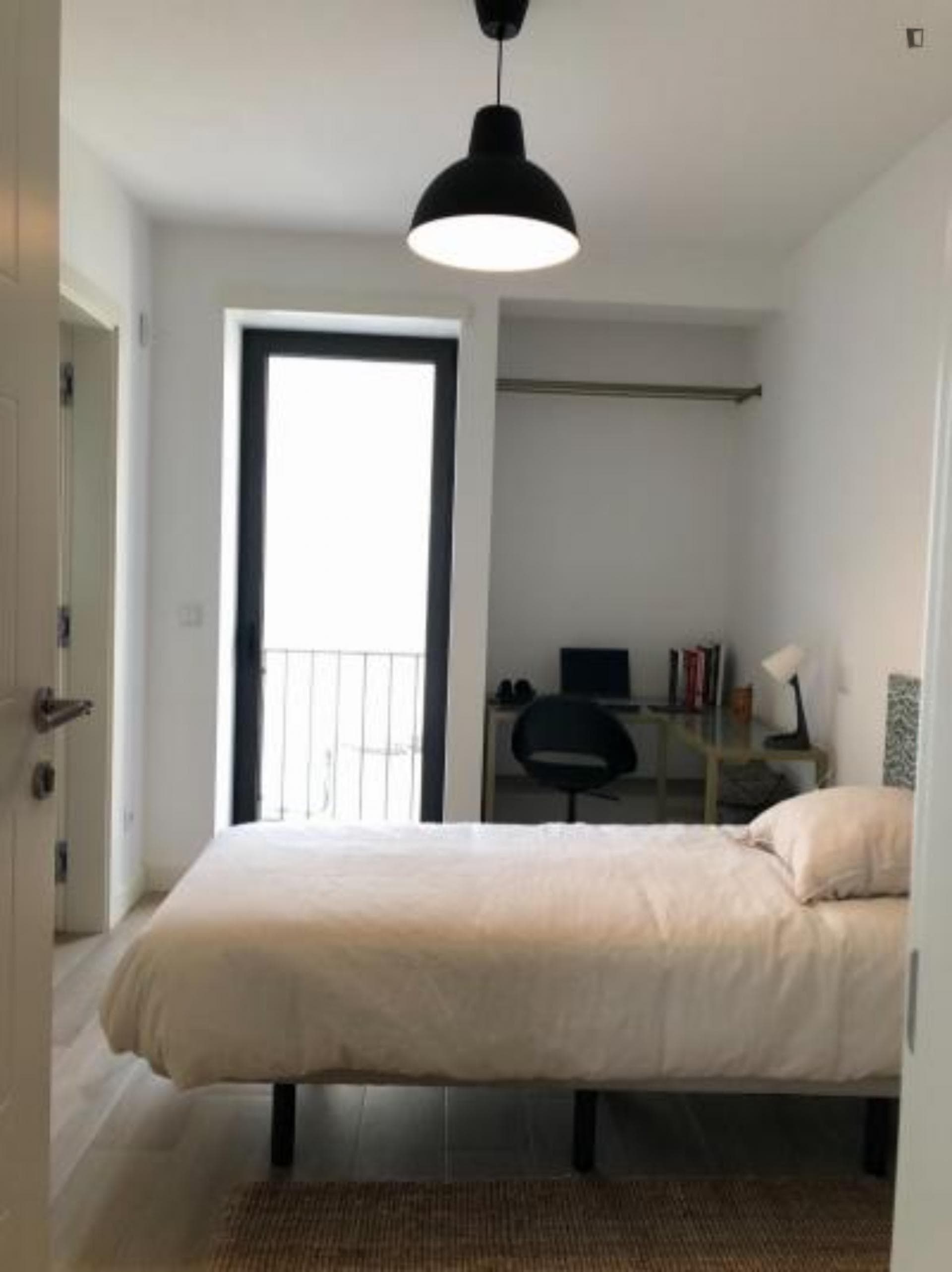 Single bedroom with private WC and balcony, subway and buses nearby in Benfica photo 1