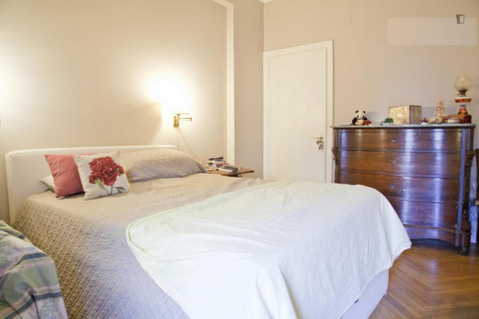 Snug double bedroom in the residential Tor di Quinto district photo 1