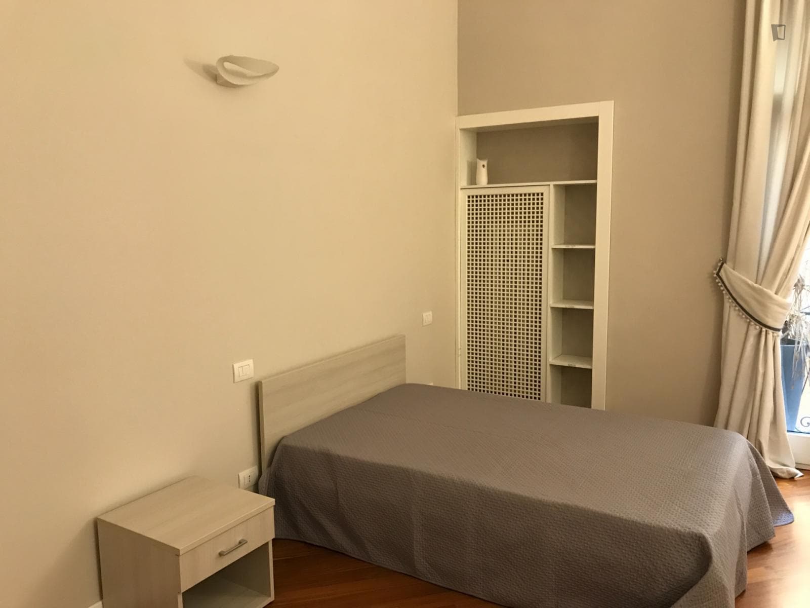 Double bedroom, with private bathroom and balcony, in 3-bedroom apartment photo 1