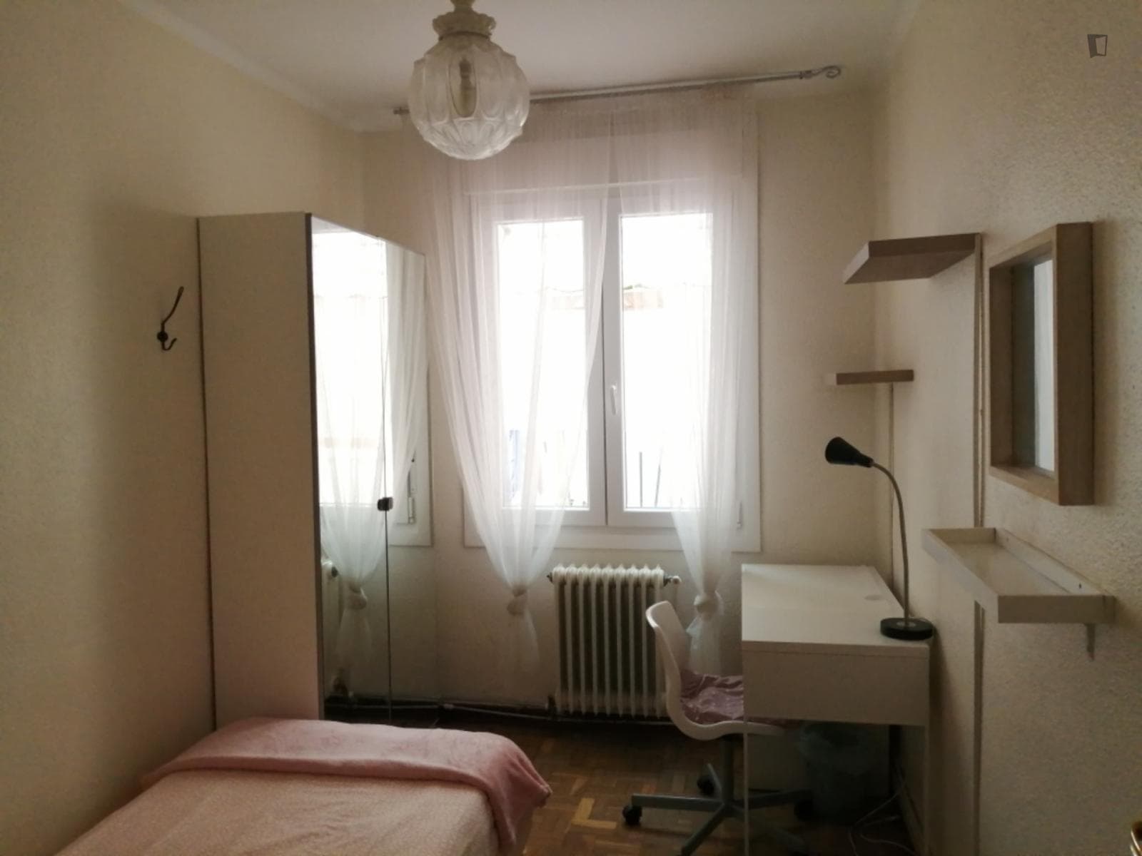 Single bedroom in a 3-bedroom apartment near University photo 1