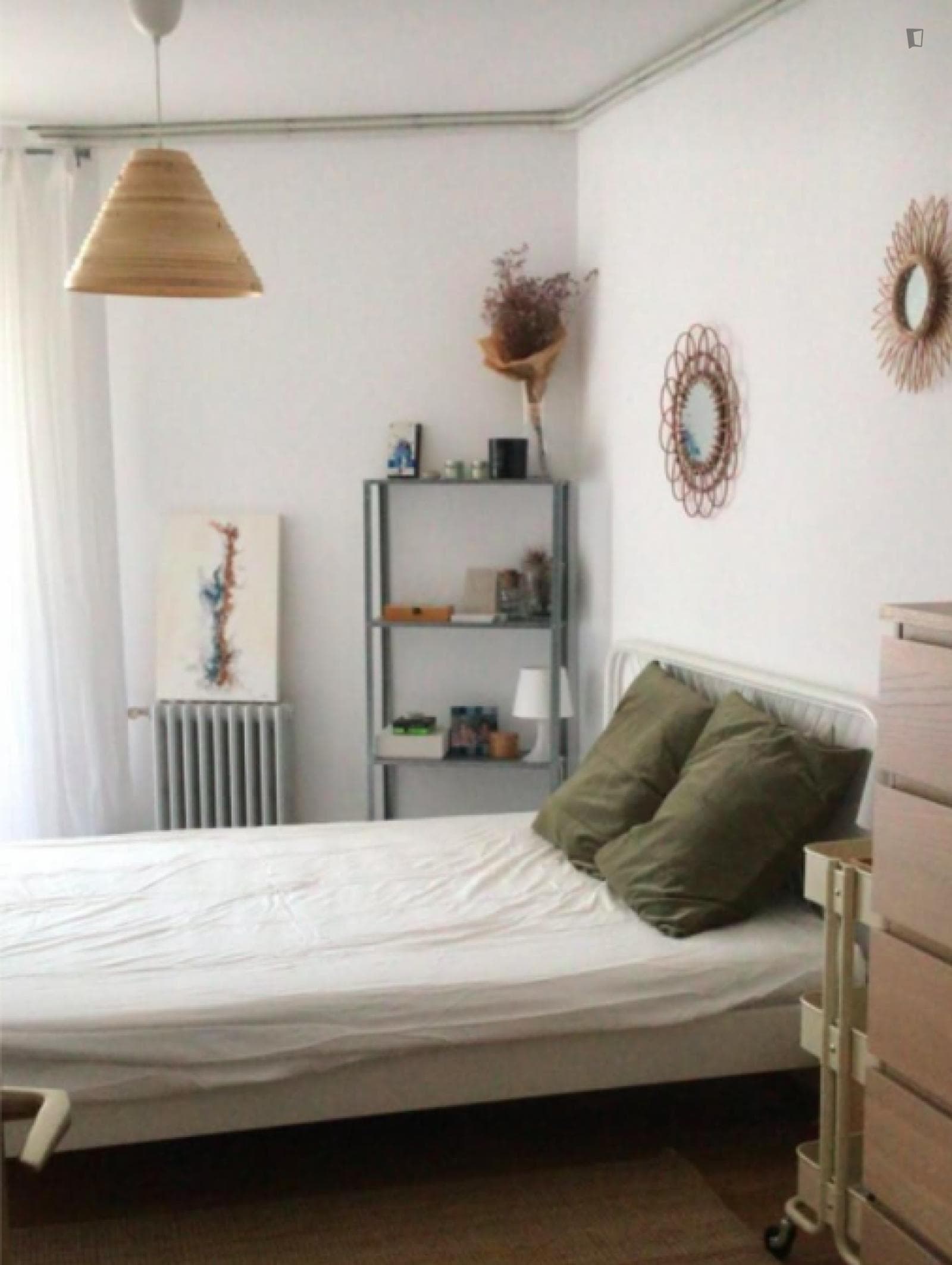 Double bedroom in 4-bedroom apartment photo 1