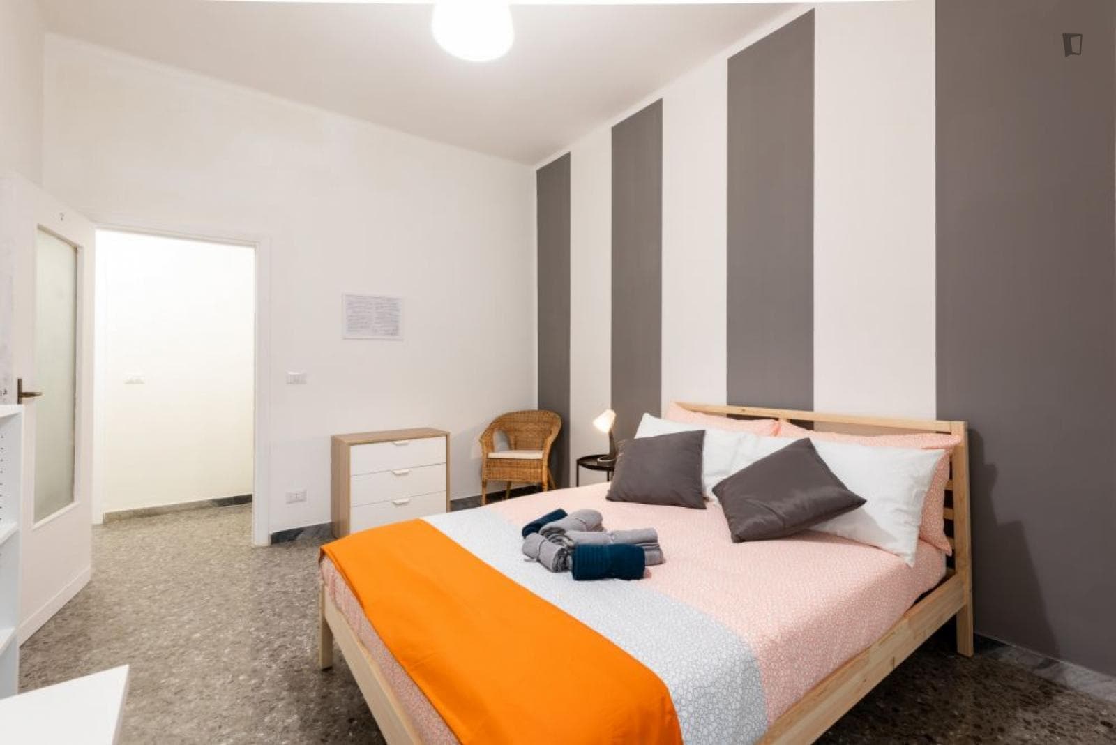 Beautiful double bedroom in a 4-bedroom apartment near Bari F. Crispi metro station photo 1