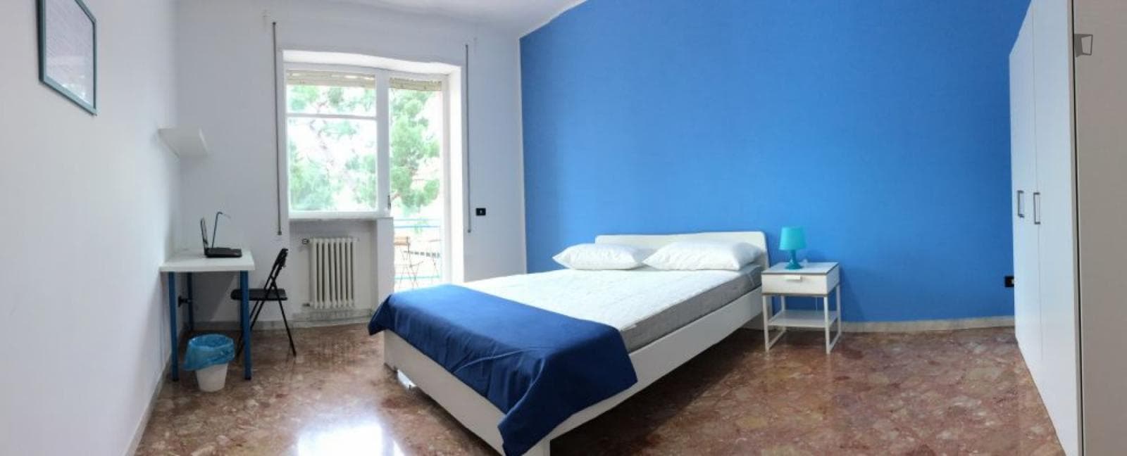 Double bedroom in a 5-bedroom apartment photo 1