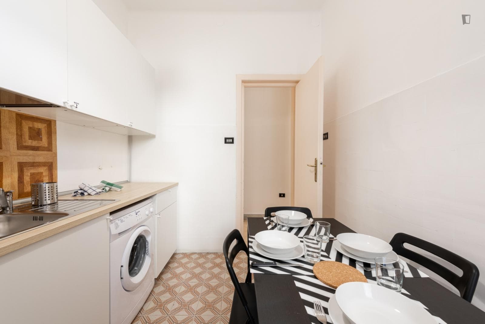 Lovely double bedroom in a 4-bedroom apartment near Bari Sud Est train station photo 1