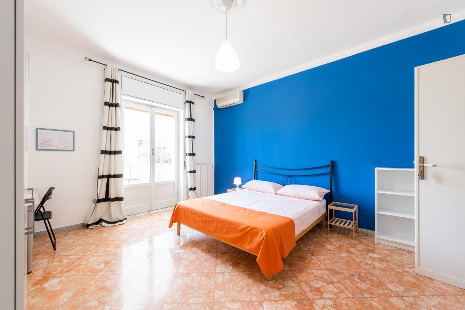 Modern double bedroom near Bari Sud Est train station photo 1
