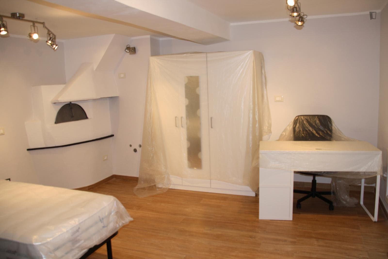 Cozy single bedroom near Darsena metro station photo 1
