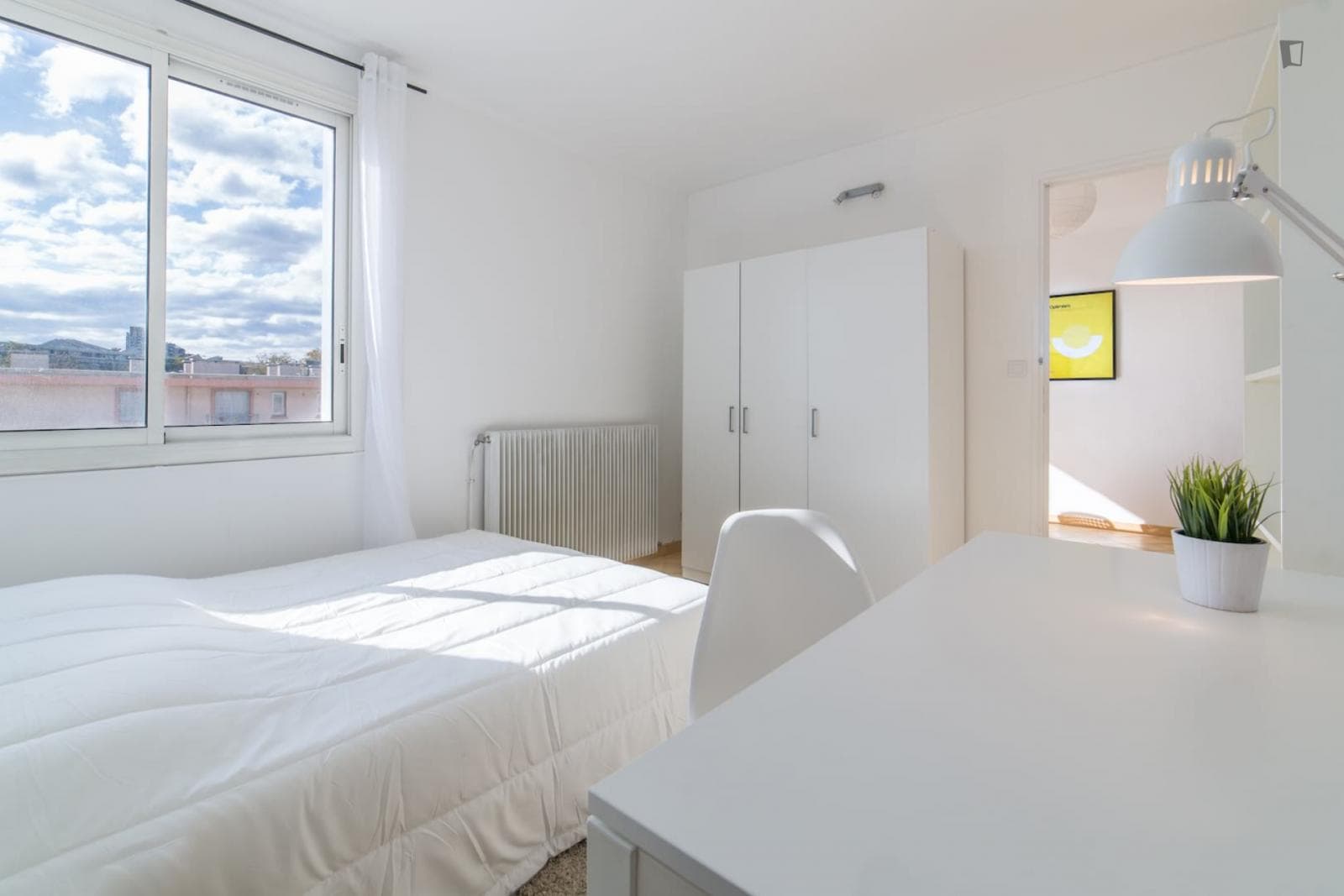 Luminous single bedroom in Les Aubes photo 1