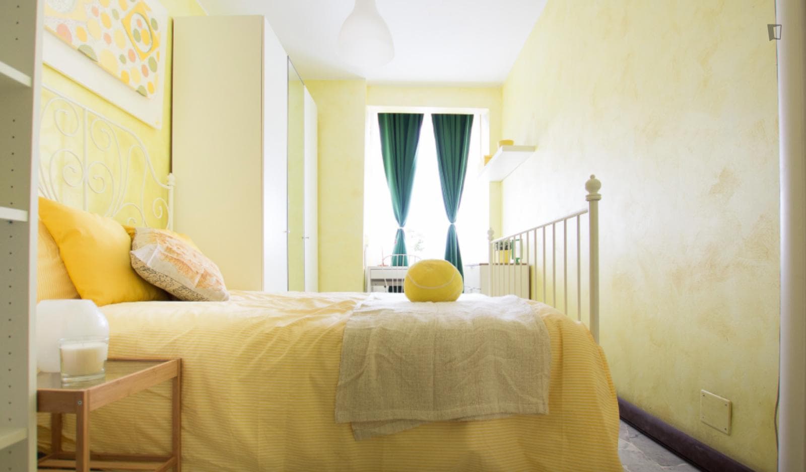 Alluring double bedroom with a wide window view, in Viale Monza photo 1